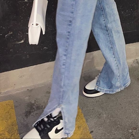 Light washed jeans with slit at the bottom of jeans - Picture 3 of 5